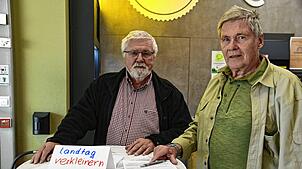 Gerhard Mengesdorf (links) und Rolf Edler unterstützten das Volksbegehren zur Verkleinerung des Landtags aktiv. Bild: Roland Sprich