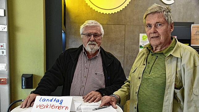 Gerhard Mengesdorf (links) und Rolf Edler unterstützten das Volksbegehren zur Verkleinerung des Landtags aktiv. Bild: Roland Sprich