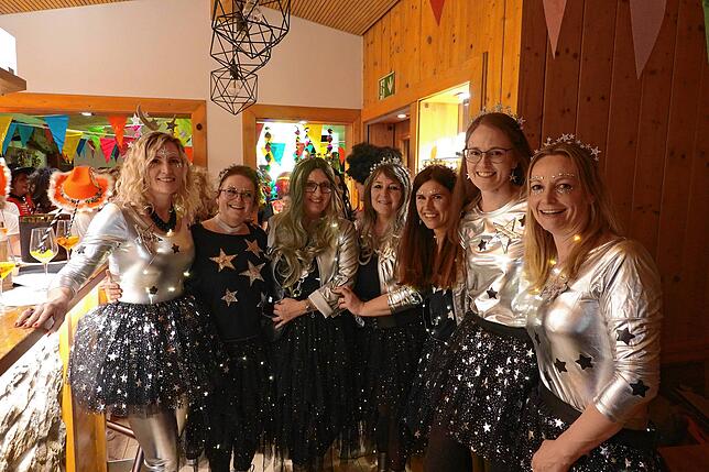 Ein wahrer Hingucker bei der Frauenfasnacht Schildbachhütte sind die Sternenschwestern.