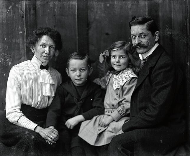 Ein Porträt der Familie Hotz. Gustav II. Hotz (rechts) mit seiner Frau Nelly (links) und den beiden Kindern Gustav II. und Nelly Emma.