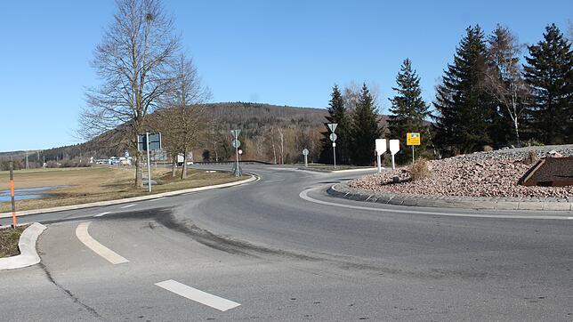 Deutlich zu sehen ist die Ölspur im Blumberger Kreisel der B 27, die der Sattelzug bei seinem Unfall am Donnerstagabend verursacht hat.