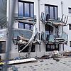 Das Gebäude in der Blumberger Vogtgasse eine Woche nach dem Bagger-Angriff 2021. Die Löcher in der Fassade sind mit Planen abgehängt. ...