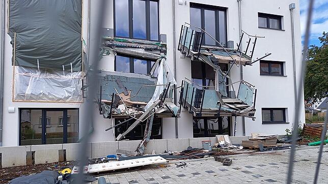 Das Gebäude in der Blumberger Vogtgasse eine Woche nach dem Bagger-Angriff 2021. Die Löcher in der Fassade sind mit Planen abgehängt. ...