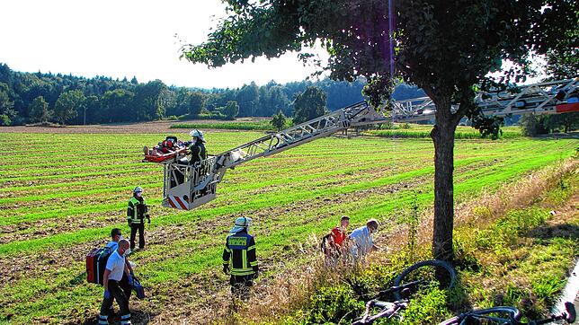 Mit einer an die Drehleiter montierten Trage brachte die Feuerwehr den Verletzten zur Straße