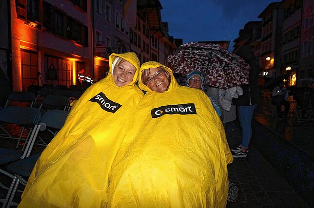 Einpacken mit Regencapes, wie hier diese beiden Besucher am Dienstag, hieß es an den meisten Tagen der Filmnächte.