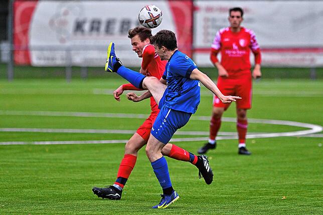 Bild 2: FC Schlüchttal unterliegt mit 1:2 beim TuS Efringen-Kirchen &ndash; und wir haben Bilder!