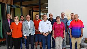 Nach der Verpflichtung durch Bürgermeister Rudolf Fluck (links) stellt sich der neue Gemeinderat von Mönchweiler zum gemeinsamen Bild. ...