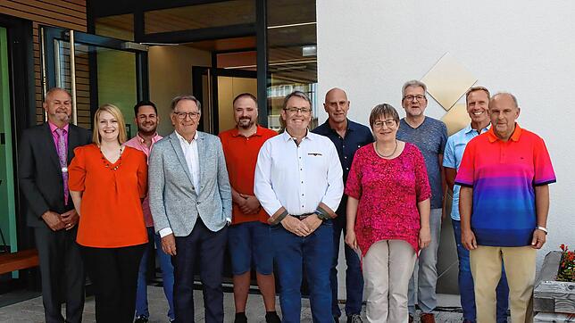 Nach der Verpflichtung durch Bürgermeister Rudolf Fluck (links) stellt sich der neue Gemeinderat von Mönchweiler zum gemeinsamen Bild. ...