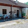 Das alte, marode Gebäude der Flüchtlingsunterkunft in Erzingen wird abgerissen, an seiner Stelle werden Wohncontainer aufgebaut.