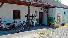 Das alte, marode Gebäude der Flüchtlingsunterkunft in Erzingen wird abgerissen, an seiner Stelle werden Wohncontainer aufgebaut.