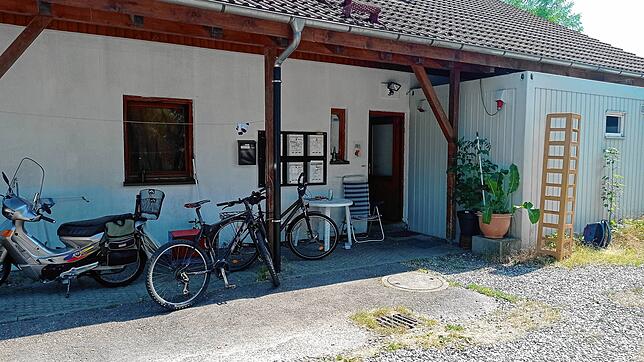 Das alte, marode Gebäude der Flüchtlingsunterkunft in Erzingen wird abgerissen, an seiner Stelle werden Wohncontainer aufgebaut.