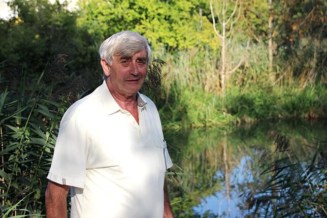 Reinhard Greiser, Gewässerwart des Anglervereins in Uhldingen-Mühlhofen, steht vor der Aach, für deren Pflege er zuständig ist.