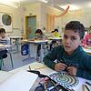 Mohamed, zehn Jahre alt, ist gerade mit seiner Stillarbeit befasst. Lehrerin Christina Schenk (links) kümmert sich um Subhanullah. ...