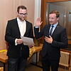 Sebastian Stiegeler (rechts) legt den Amtseid im Beisein von Gemeinderat Dominik Ebner ab.