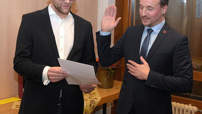 Sebastian Stiegeler (rechts) legt den Amtseid im Beisein von Gemeinderat Dominik Ebner ab.