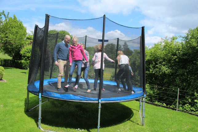 Im Garten der Hansens geht es rauf und runter: Die Familie auf dem Trampolin.