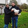 Simone und Markus Weinmann mit einer Gans: Die Tiere werden bei Weinmanns einen Tag vor der Schlachtung gefangen, &bdquo;um den ...