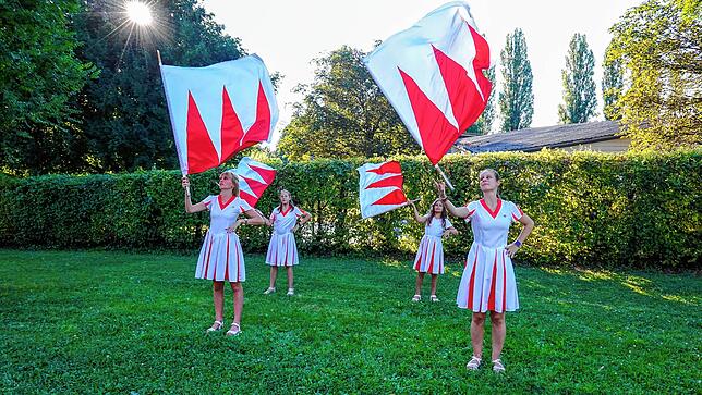 Die Fahnenschwingerinnen lassen ihre Fahnen mit den roten Sulzer Spitzen tanzen. Mit dabei sind Madeleine Scharf, Lea Ebner, Anna Völkle ...