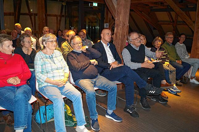 Viele Fragen zum Seewärme-Projekt kamen aus dem Publikum, hier von Altbürgermeister Rudolf Landwehr (Fünfter von rechts).