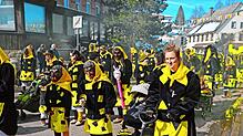 Die gelb-schwarzen FC-Hexen sind in Schönwald mit Kind und Kegel uff de Gass: Die Hexenbrut marschiert tapfer mit. Bilder: Richard Schuster