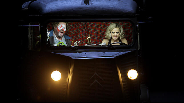 Tannhäuser (Stephen Gould) und Venus (Elena Zhidkova) tuckern im schwarzen Bus durch den Wald &ndash; ein schräges Tourneetheater.