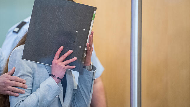 Sarah O. wird beim Prozessauftakt vor dem Oberlandesgericht Düsseldorf von Polizeibeamten in den Gerichtssaal geführt. Bild: Getty