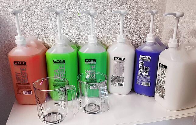 Die Auswahl an Shampoos und Pflegemitteln ist für die Vierbeiner nicht unbedingt geringer als im normalen Friseursalon: Je nach Felltyp ...