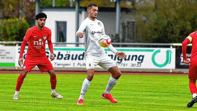 Heimsieg: Leon Hesselbarth (Mitte, in der Partie beim FC Tiengen 08) traf schon nach fünf Minuten für den FC Schönau beim 2:1-Erfolg ...