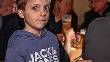 Maximilian Lang serviert Schlachtplatte, mal mit und mal ohne Sauschwänzle &ndash; ganz nach Laune der Gäste.