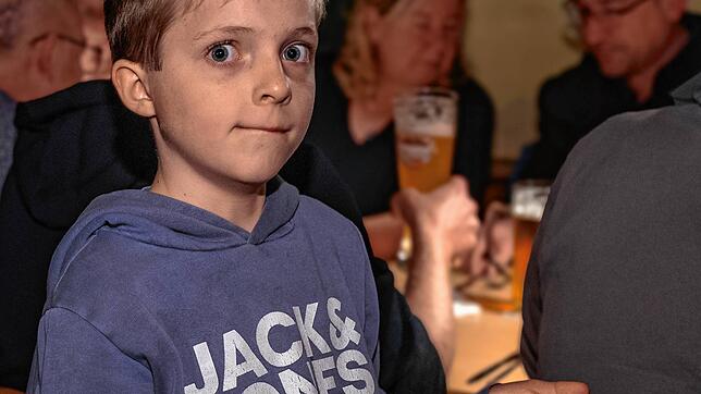 Maximilian Lang serviert Schlachtplatte, mal mit und mal ohne Sauschwänzle &ndash; ganz nach Laune der Gäste.
