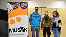 Lehrer Dusan Markovic mit Clara Kütemeier und Lena Ebner (von links) im Musikraum der Musäk.
