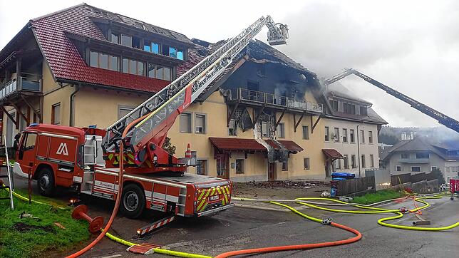 die Feuerwehr muss im April zu einem Brand in Rickenbach ausrücken. Sechs Personen müssen ins Krankenhaus.