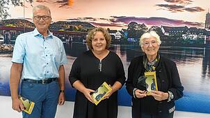 Kulturreferentin Christine Stanzel (Mitte) und die Sponsoren Annemarie von Ehr und Werner Thomann von der Volksbank-Stiftung freuen sich ...