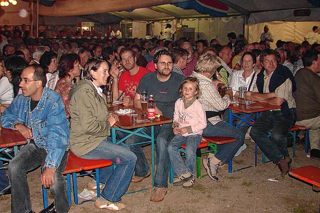 Ausverkauft ist das riesige Festzelt der Landjugend Mönchweiler beim Kreiserntedankfest 2006 bei nahezu allen Veranstaltungen. So wie ...
