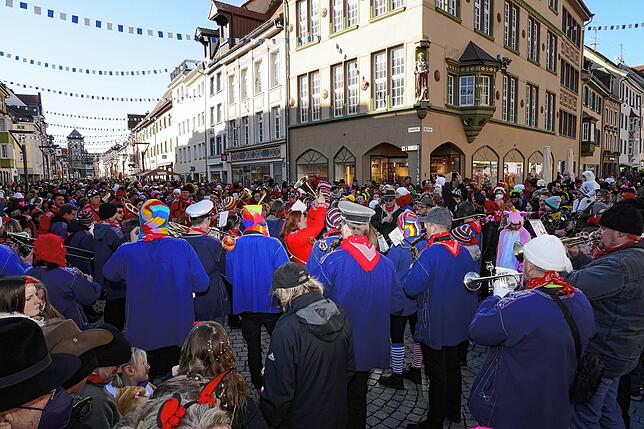 Bild 7: Zuschauer stehen Spalier: Maschgerelauf in der Rietstraße