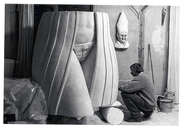 Der Künstler im Atelier: Die Imperia ist neun Meter hoch, besteht aus Stein-/Betonguss und wiegt rund 18 Tonnen.