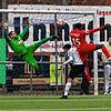 Das 1:0 für den 1. FC Rielasingen-Arlen: Obed Ugondu (Nr. 15) lässt dem Villinger Torwart Amiti Lavdrim mit einem wuchtigen Kopfball zum ...