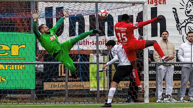 Das 1:0 für den 1. FC Rielasingen-Arlen: Obed Ugondu (Nr. 15) lässt dem Villinger Torwart Amiti Lavdrim mit einem wuchtigen Kopfball zum ...
