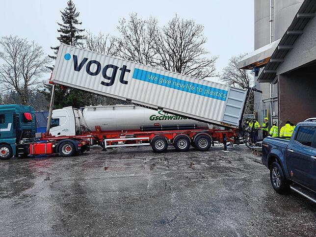Ein LKW entlädt im Vogt-Werk Hottingen einen container mit Mahlgut. Hier wird es zu nachhaltigem Regranulat verarbeitet.