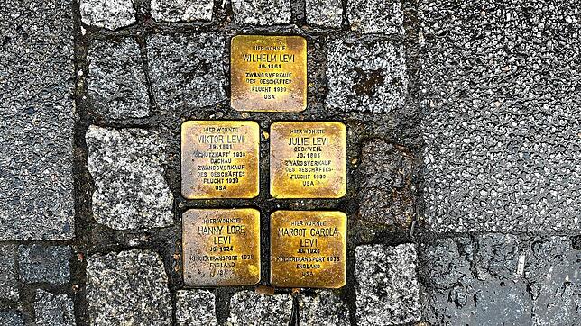Die fünf Stolpersteine der Familie Levi. In der Münsterstraße war einst ihr zuhause.