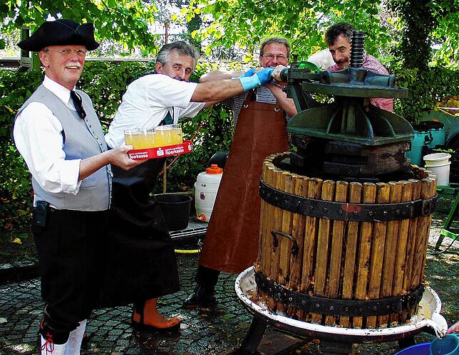 Von wegen ein reines Pfälzer Nationalgetränk: Die Trachtengruppe „Bauernsch(l)au“ verwendet zum Mosten gar eine historische ...