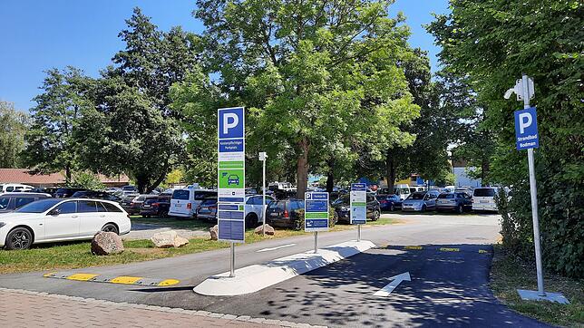 Beim Einfahren auf den Parkplatz beim Strandbad Bodman wird das Autokennzeichen für die genaue Abrechnung der Parkzeit erfasst.