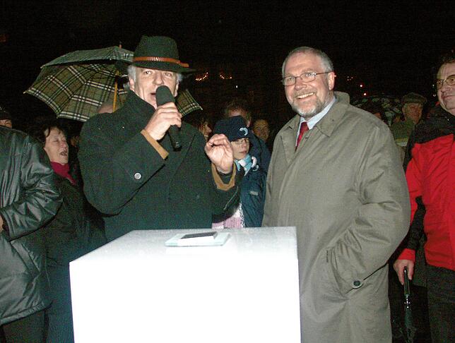Bürgermeister Roland Wasmer (links) und Stadtammann Ruedi Lüscher schalten 2004 die Beleuchtung der Rheinbrücke ein und setzen so das ...