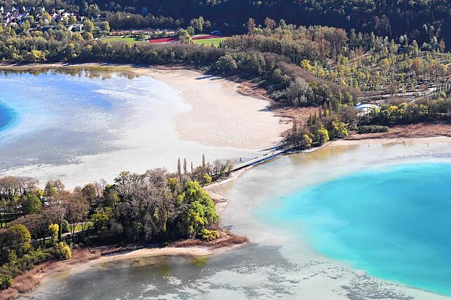 Rechts azurblaues, links dunkelblaues Wasser und dazwischen trockene, braune Stellen. Fast erinnert die Mainau dieser Tage an die bei ...