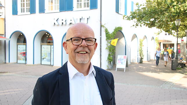 Geschäftsführer Hermann Kratt auf dem Marktplatz vor dem Kaufhaus Kratt: Das Familienunternehmen feiert im Herbst das 100-jährige ...