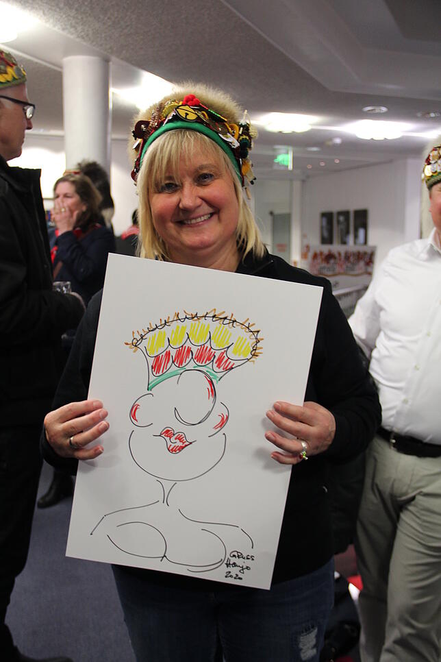 Hanselemodder Sandra Hain freut sich über das Portrait von Hanjo Ehmann.