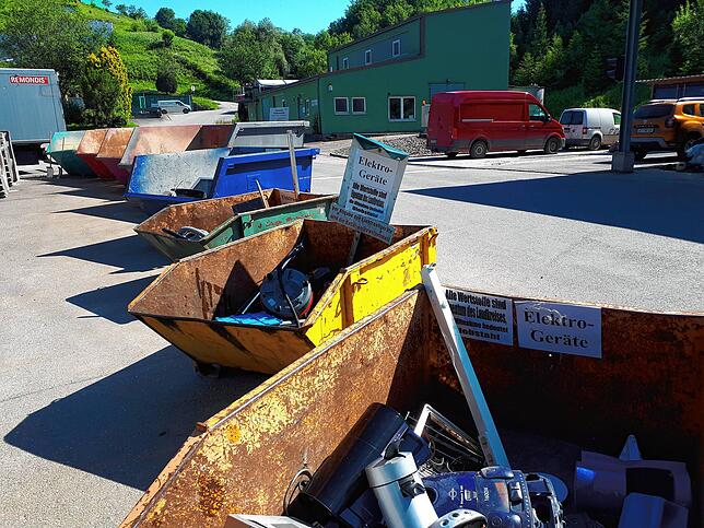 Wertstoffsammlung auf der Kreismülldeponie Lachengraben: Die Container sind so gekennzeichnet, dass jeder problemlos seinen Müll ...