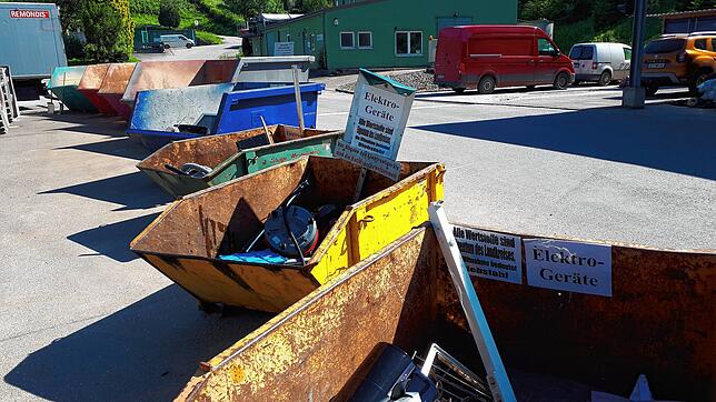 Wertstoffsammlung auf der Kreismülldeponie Lachengraben: Die Container sind so gekennzeichnet, dass jeder problemlos seinen Müll ...