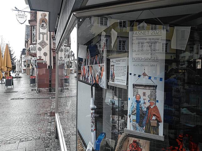 Foto-Singer bietet wie jedes Jahr an, die Narren am Oberen Tor zu fotografieren.