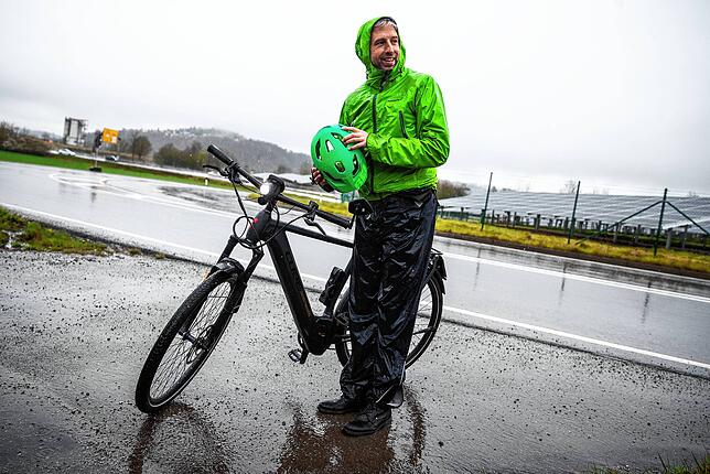 Auch bei Regen ist der 50-Jährige mit dem Fahrrad unterwegs.